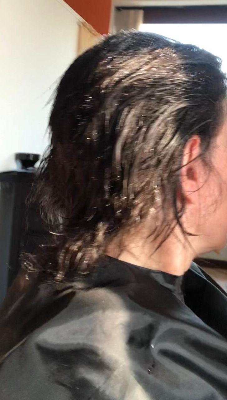 Foto di capelli lunghi di donna, ritratta di spalle